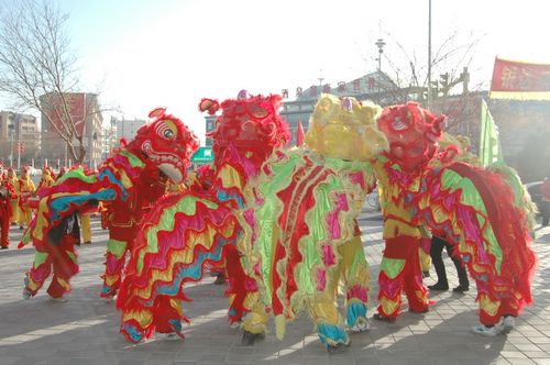 酒泉市2011年元宵節(jié)社火匯演期間，部分社火隊來公司拜年