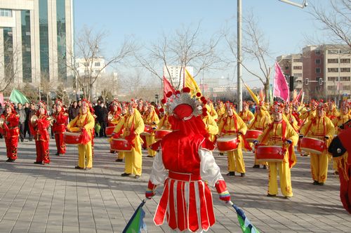 酒泉市2011年元宵節(jié)社火匯演期間，部分社火隊來公司拜年