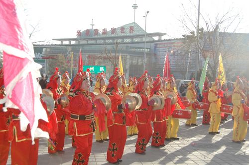 酒泉市2011年元宵節(jié)社火匯演期間，部分社火隊來公司拜年