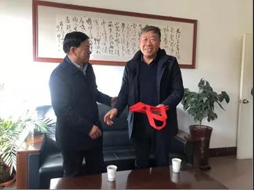 敦煌種業(yè)領(lǐng)導(dǎo)看望慰問公司老干部、老黨員及困難黨員職工