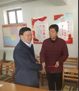 敦煌種業(yè)領(lǐng)導(dǎo)看望慰問公司老干部、老黨員及困難黨員職工