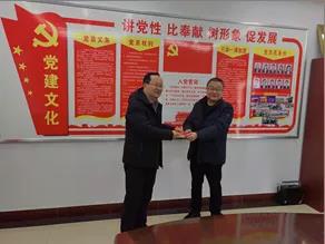 敦煌種業(yè)領(lǐng)導(dǎo)看望慰問公司老干部、老黨員及困難黨員職工